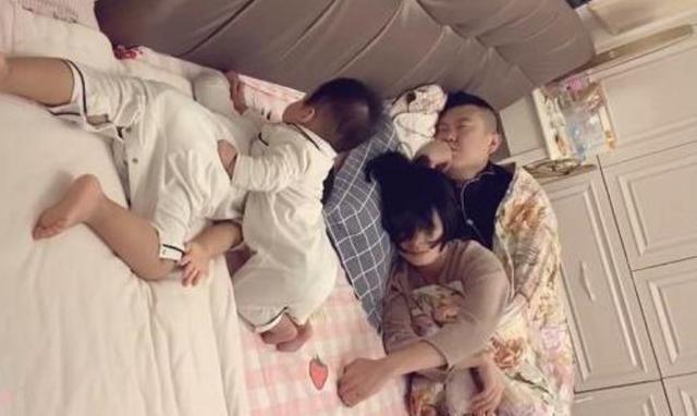孩子|“佛系夫妻”睡姿火了,夫妻恩爱孩子随意睡,网友:孩子是意外