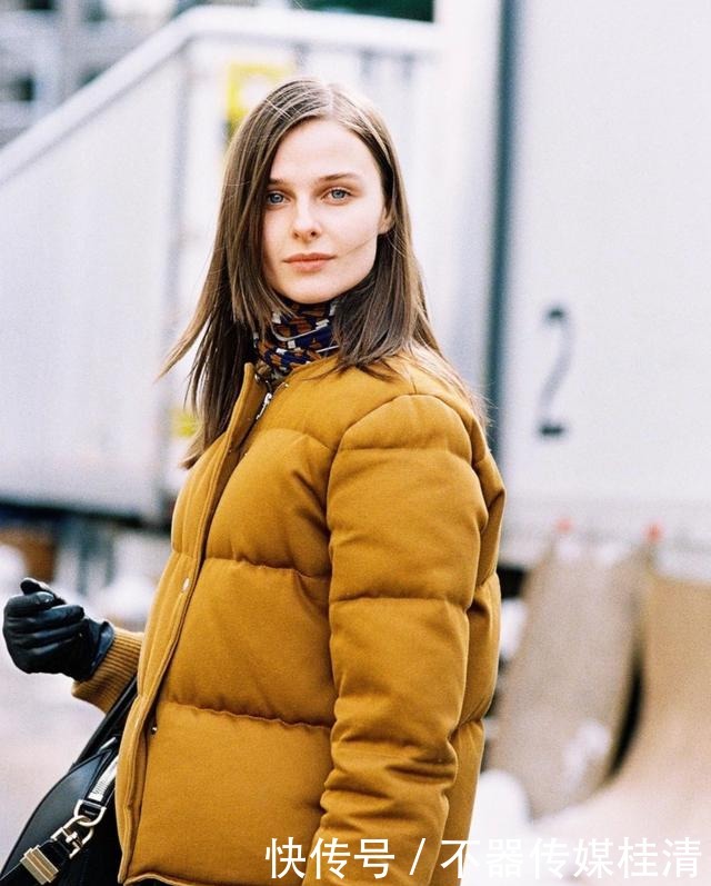 总选|羽绒服别总选黑白灰!2021五大流行色,显白又气质,早穿早美