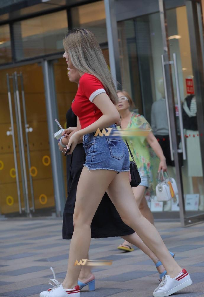 简约|街拍:微胖身材的穿搭,越简约越好看!