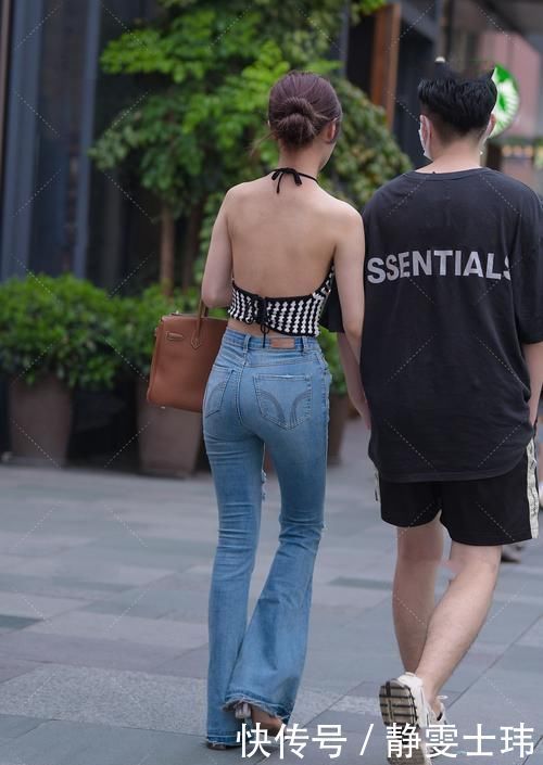 黑白针织吊带搭配破洞牛仔裤,款式独特,尽显时尚感