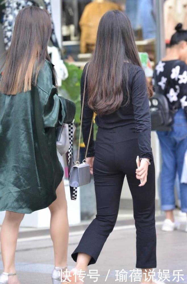穿着一身黑色套装,和闺蜜逛街的辣妈,气质迷人曲线柔美