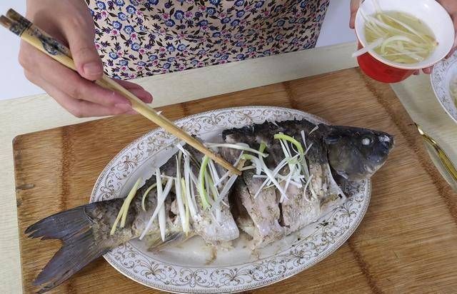 蒸鱼时,有人放盐,有人放酱油,大厨全不对这才是正确做法