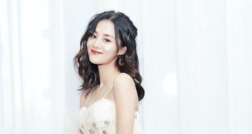 卷发尾 发量多的女生,尽量别留这几种发型,显老还没气质!