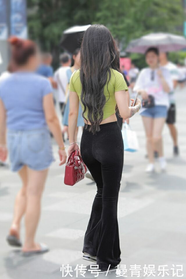 满大街都是“阔腿裤T恤”,突然来一条“托腹裤”,时髦又吸睛!