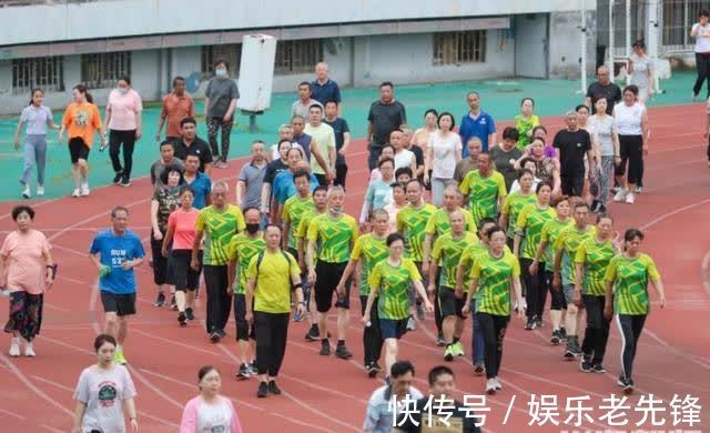 半岛|半岛聚焦丨夏日热练!弘诚体育场日均迎客七千,有人专门开车来运动