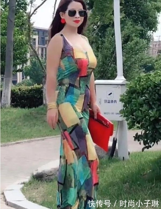 高跟鞋 小区贵妇真够“潮”,开叉裙穿出肥而不腻的时尚感