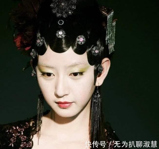 宁国府已是三代单传,书中为什么没见贾蓉与秦可卿的夫妻描写?