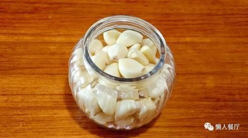 腌腊八蒜,牢记“3要3不要”,大蒜个个碧绿,汤汁清澈,爽脆可口