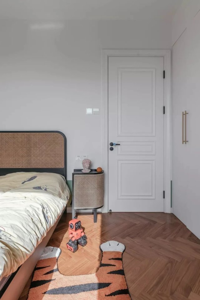 文艺复古风|98㎡文艺复古风,大胆跳色+通铺人字拼地板,感受一整屋的浪漫