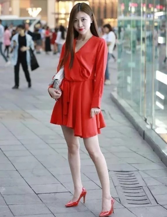 街拍身材高挑的小姐姐,短袖配牛仔裤,尽显魅力好身材