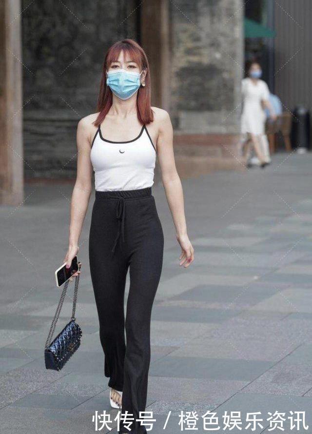 青春|青春可爱的小姐姐,白色运动风上衣塞进喇叭裤,活力满满