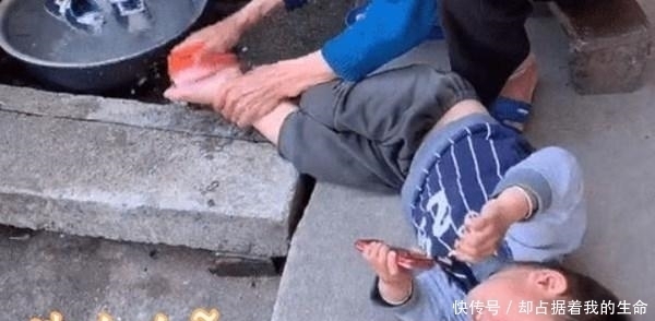 粗暴|爷爷因给孙子洗脚而意外走红,方式简单粗暴,网友:表情都扭曲了