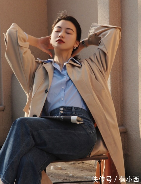搭配 卡其色“风衣”才是永远的经典,2022年依然很火,这样穿太美了