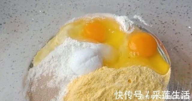 面糊|一碗玉米面两个鸡蛋,简单一搅,放锅里一蒸,比蛋糕还好吃