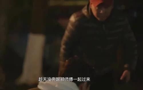 肖战“空降”吃起路边摊，趴在椅子上嗦粉，但是一个细节表现不接地气