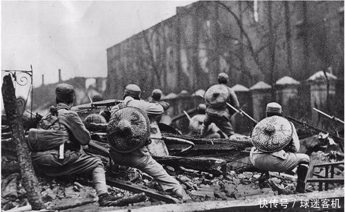 团长|我军吃饭时被日军包围,团长大声喊出2个字,日军调头就跑