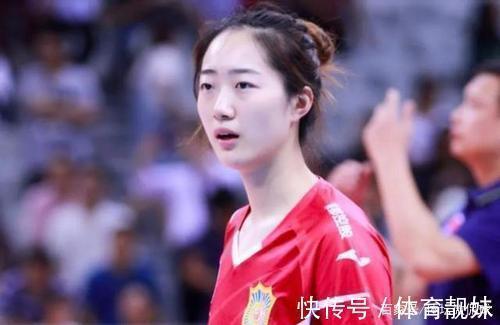 副攻|女排美女现身花海,颜值高技术好,国手级能力,现遗憾宣布退役!