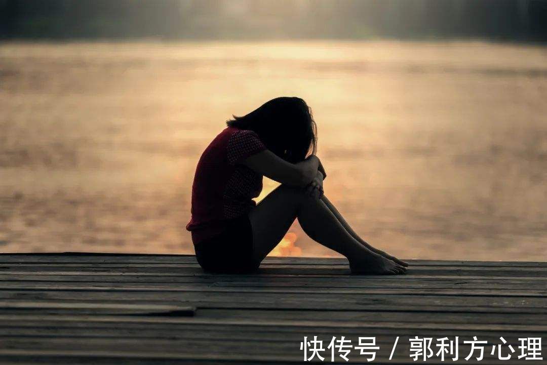 大人|妈妈在地铁里让孩子当众下跪,父母粗暴惩罚对孩子的伤害有多大?