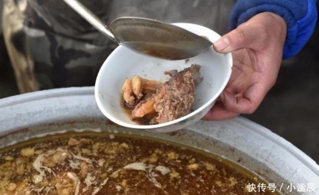 丸子|母子卖“豪华泡面”,20元1碗,一天卖600碗,顾客天天排队买