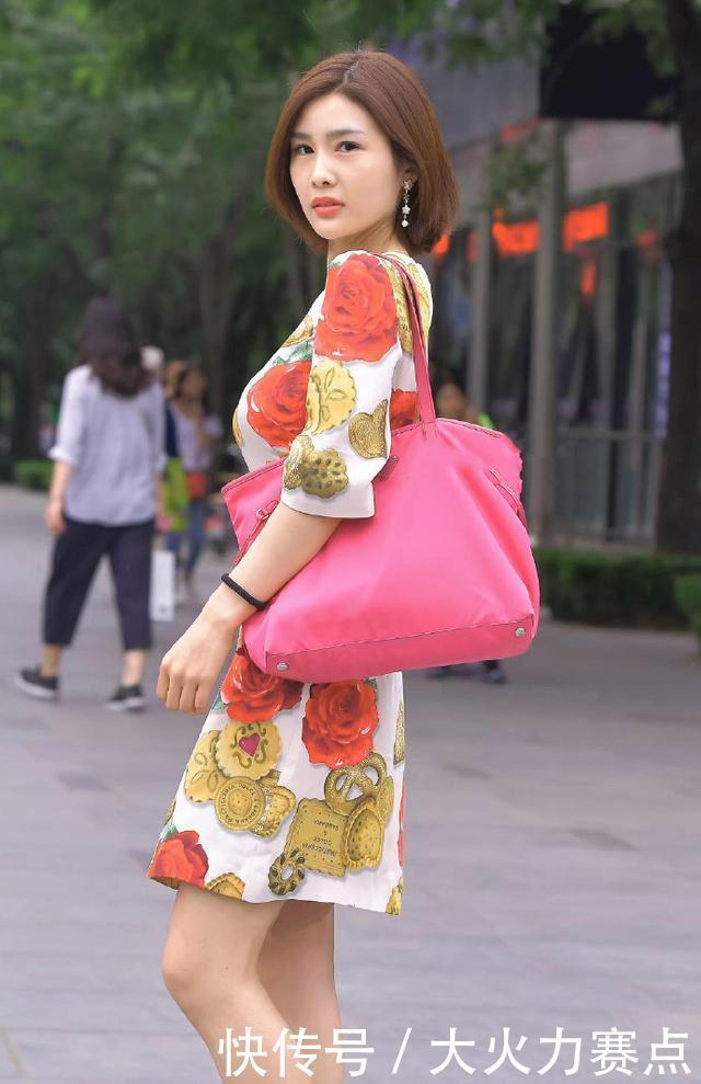 印花连衣裙修身显气质，秋日穿搭选择它，让造型显得优雅大方