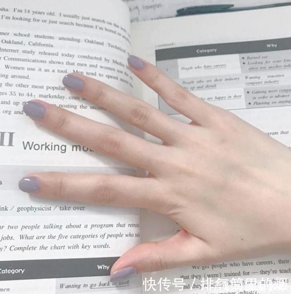 高级感十足的烟灰色和奶灰色美甲图片,时尚显白,拒绝平庸