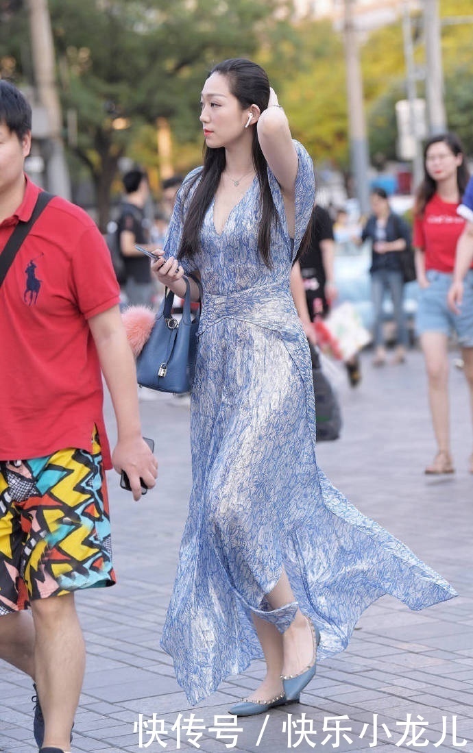 小姐姐|穿搭丝滑长裙美女,在走动间显得飘逸感十足