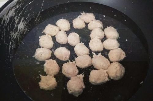 糯米粉|做肉丸时别再放淀粉了,改放这两样,肉丸不松散,吃着有弹性!