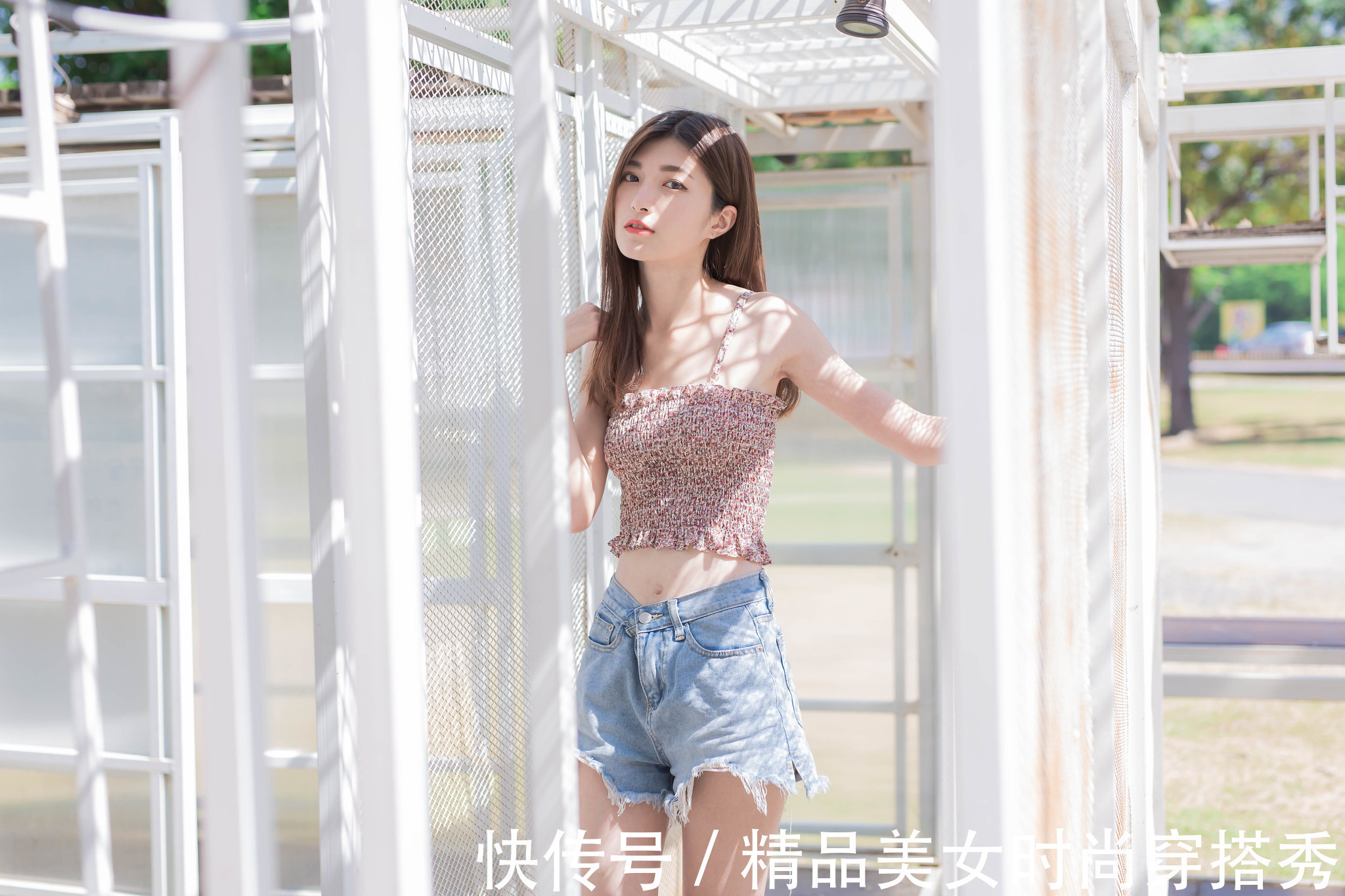 穿搭 碎花的吊带背心清新又时尚，搭配一条高腰牛仔短裤，休闲范十足