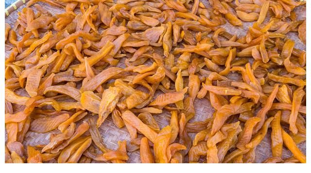 红薯干一晒就发黑?农村大娘教你2招,晒出来软糯香甜,鲜艳透亮