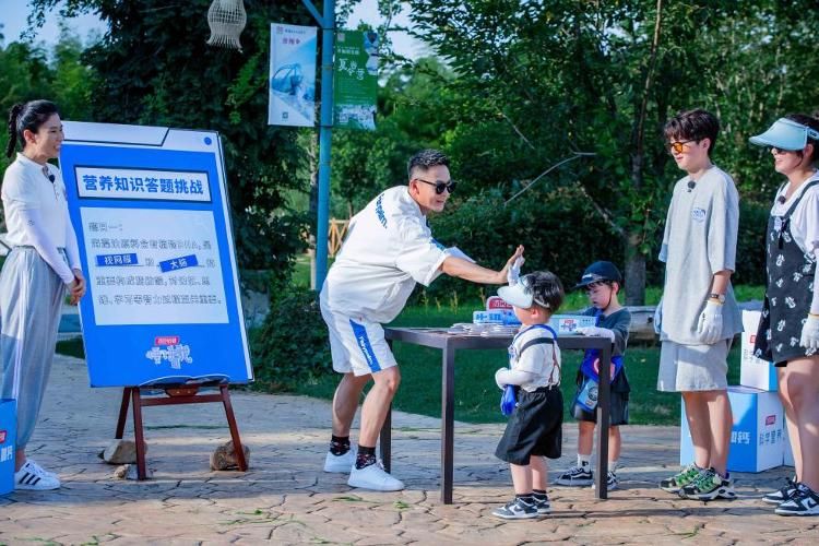 安安|《不要小看我》亲子日看家庭互动模式 双向流动的爱温暖荧屏