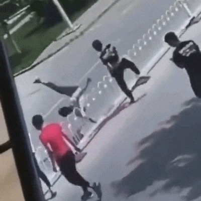 |搞笑GIF：都建功立业了，还是改不掉看见妹子就想抱的冲动