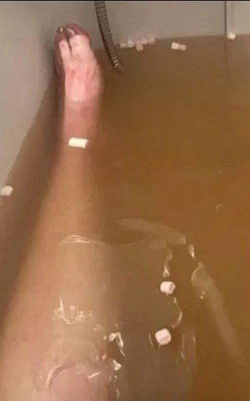 英国女子误将巧克力当作沐浴球泡澡，泡到一半才发现一水池棉花糖