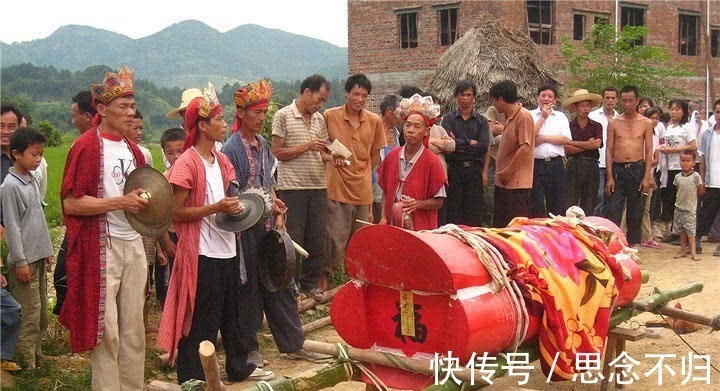 传统习俗$中国传统习俗,为何棺材出殡绝对不能落地,原因是封建迷信!