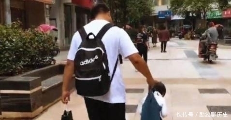 宝爸|舅舅边搓麻将边带娃,宝宝蹲在背篓里加油打气,小表情太可爱