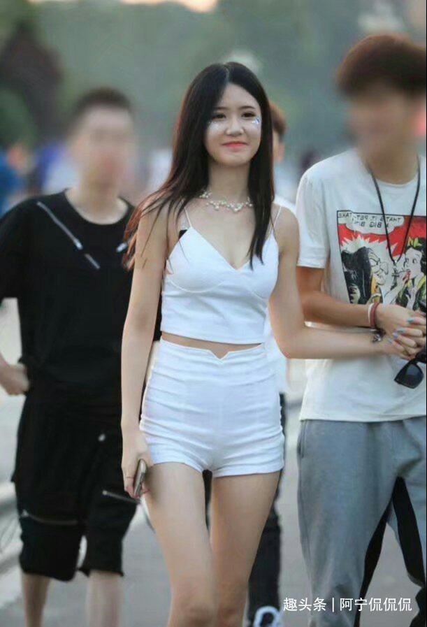 高贵美丽的白色牛仔短裤美女,妙湾气质的曲线美清新动人