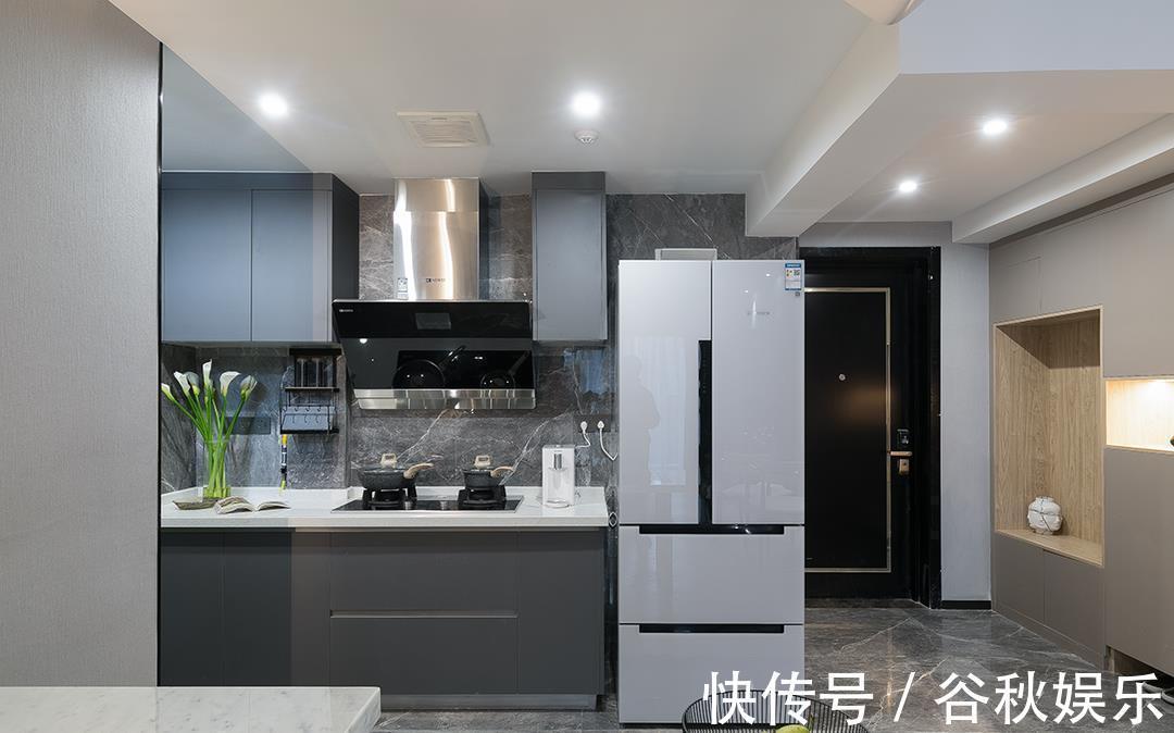 衣帽间|单身女青年的家,客厅选择超大电视机,让客厅瞬间变成影音室