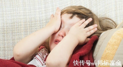 西一|宝宝睡觉不老实，妈妈以为“闹觉”不耐烦，殊不知宝宝发出“帮帮我”的信号！