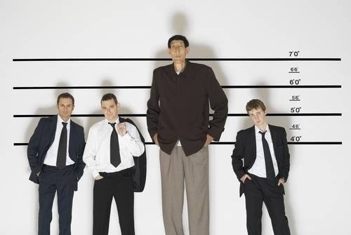 巨人症|身高2.36米的“巨人”,曾不顾医生阻拦执意生下一娃,后来怎样?