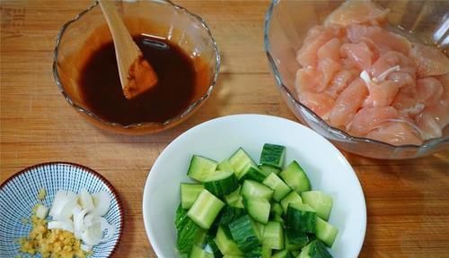 母子俩晚餐晒到朋友圈火了，简单又温馨，网友：妈妈做的菜就是香