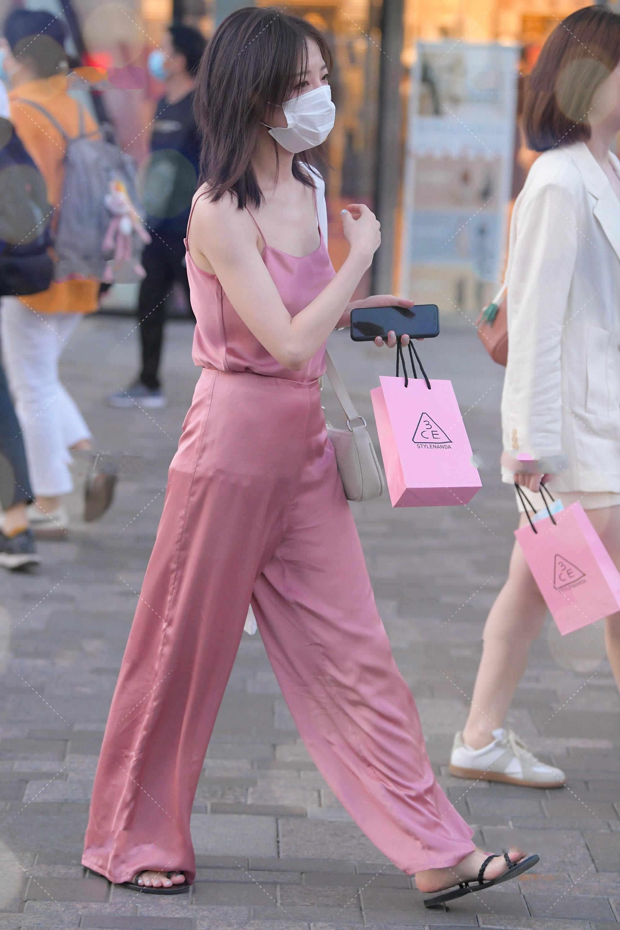 粉色真丝套装外搭白色针织衫,质感轻薄,高级优雅