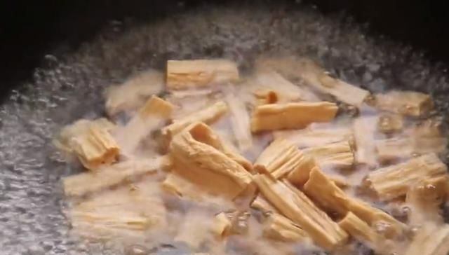 解馋|腐竹这样做才叫香,简单快速,入味下饭又解馋,不吃撑都停不下来