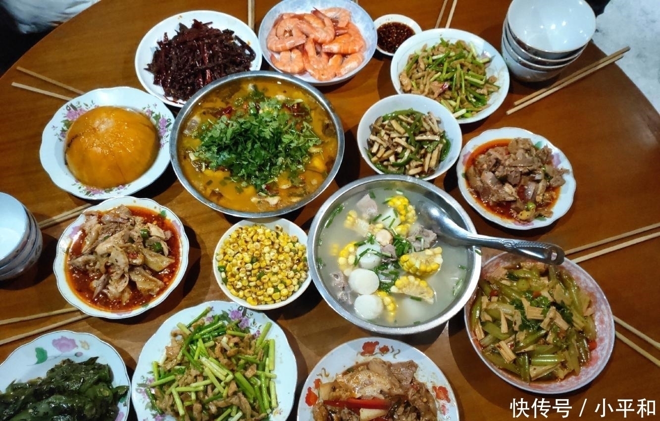 西芹拌腐竹|初五亲戚来拜年,做了满满的三大桌菜,吃出家的味道,客人都说好
