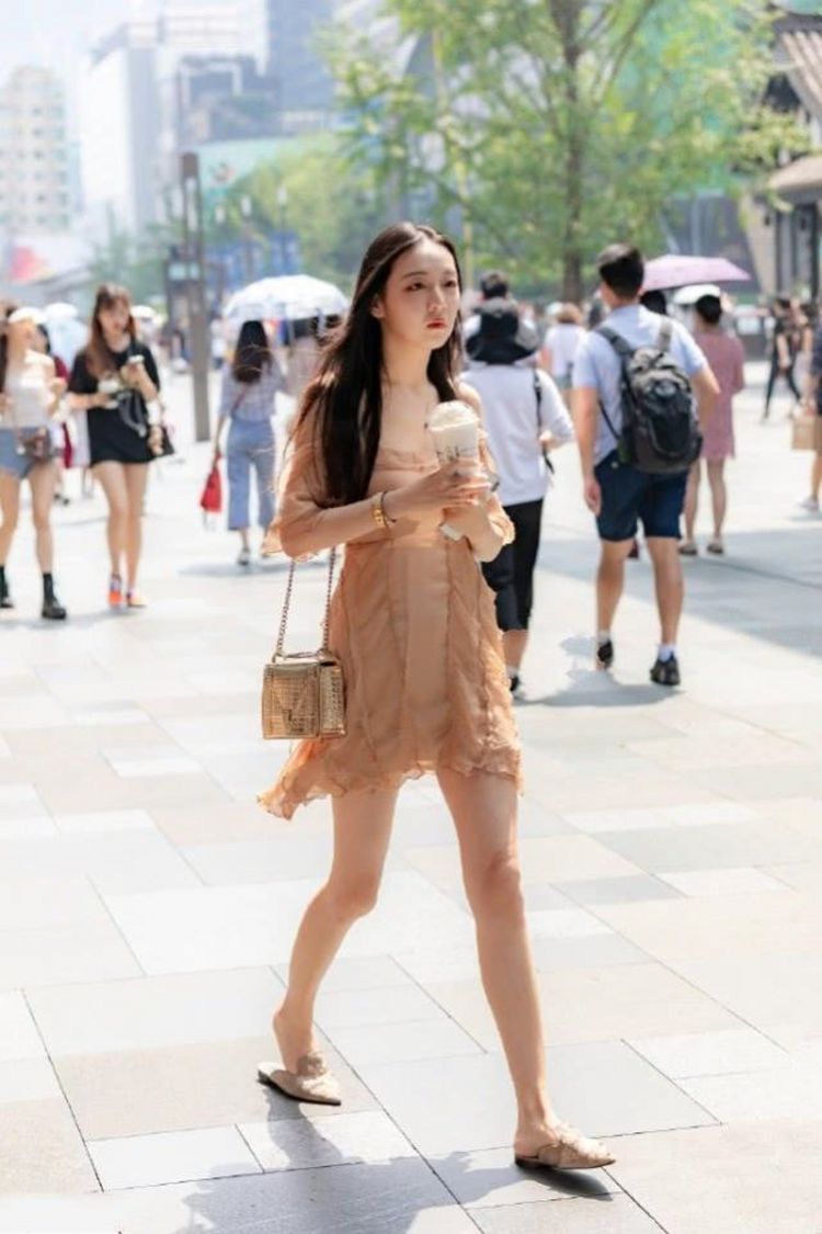 街拍|街拍：气质优雅的高冷美女，一举一动都散发迷人的魅力