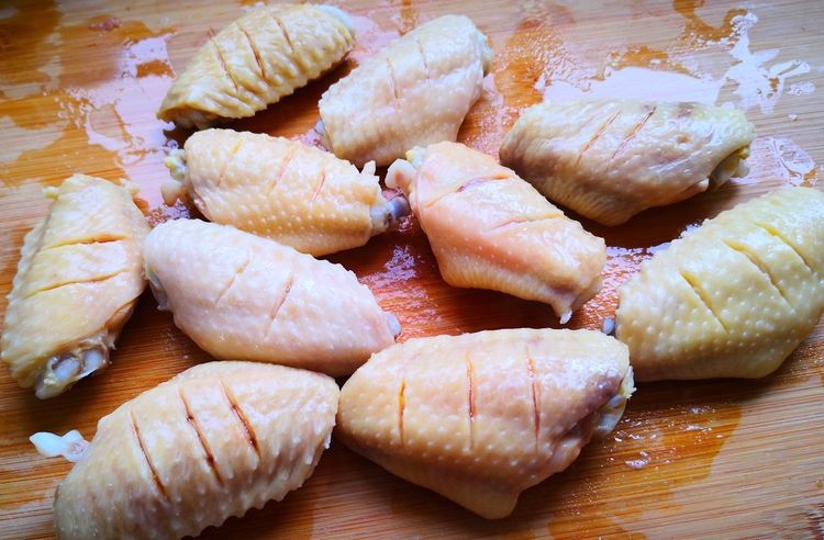 电饼铛做烤翅，原来如此简单，外焦里嫩不油腻，比买的还香还好吃