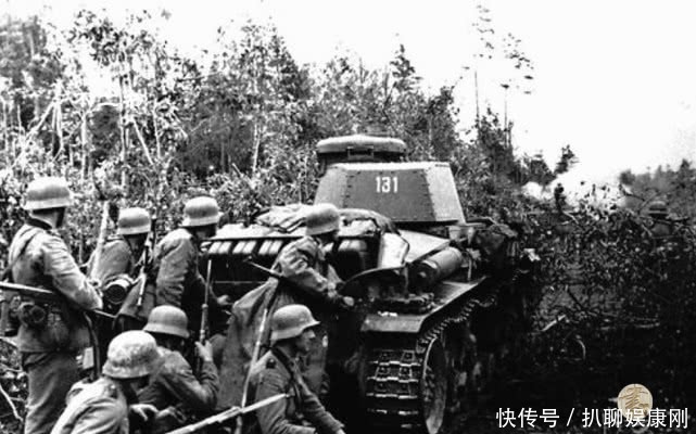 面临|二战德军老照片:在东线高歌猛进的装甲巨兽、面临战败的隆美尔