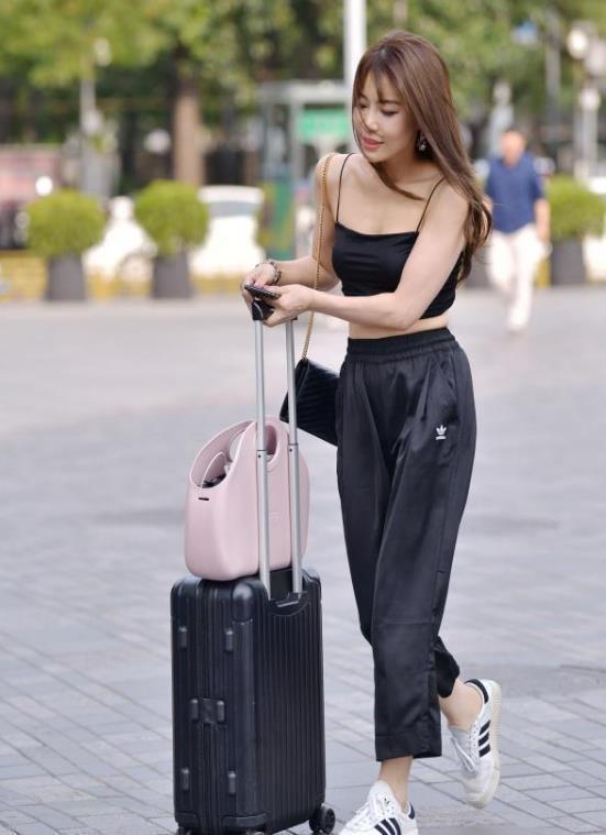 小姐姐长相甜美,穿搭简单大方,纯净无暇