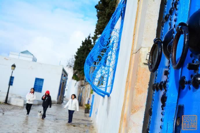 春雪|非洲最梦幻蓝白小镇,在草席咖啡馆抽水烟喝甜茶,这里的惬意不输圣托里尼