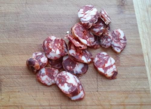 炒腊肠前，该不该用水先煮一遍？一直傻傻不明白，难怪肉柴没腊味