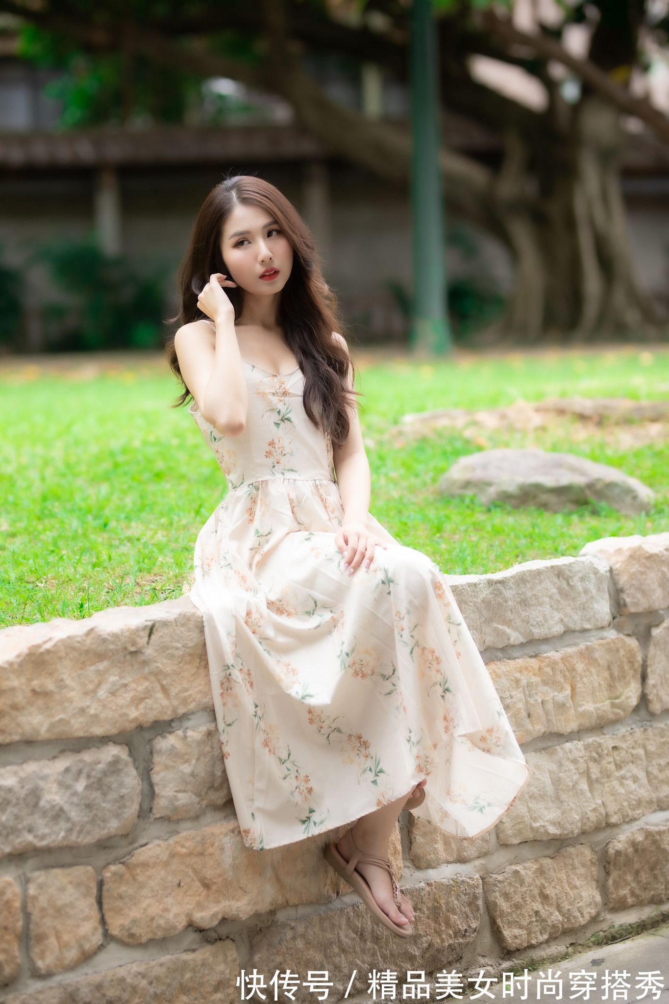 小凉鞋 吊带连衣裙清凉简约,搭配一双简单的小凉鞋就能够轻松驾驭!