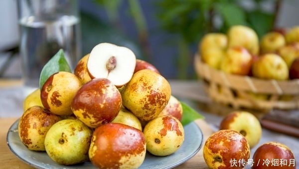 冬枣的颜色|买冬枣时,挑个头大还是个头小?果农教您正确方法,别再挑错了